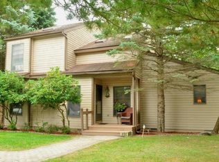 404 Shiny Mountain Ct, Greentown, PA 18426