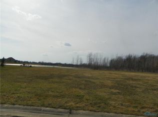 308 Greenbriar Cir, Fremont, OH 43420