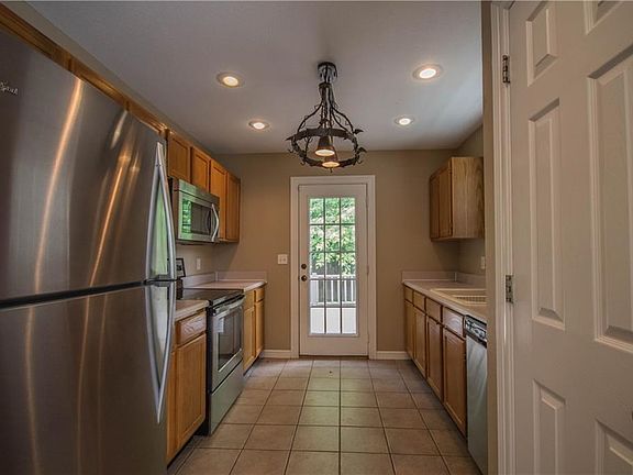 4th image of 823 SW Arrowhead Dr