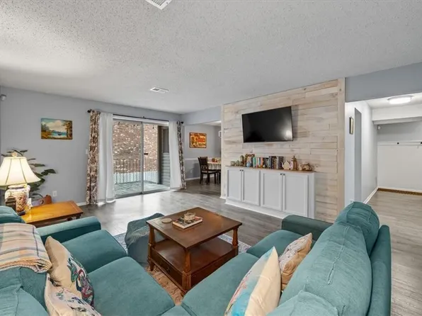 10104 W 96th St APT C, Overland Park, KS 66212
