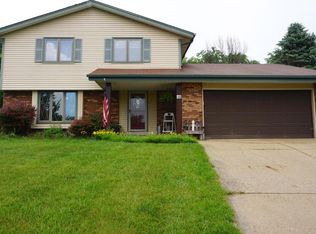1255 Crown Ct, Mukwonago, WI 53149