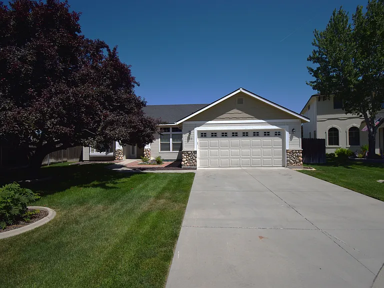 310 E Ironstone Ct — Photo 2