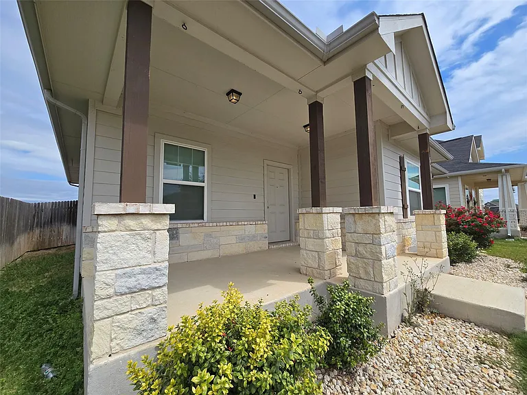 511 Pulitzer Dr — Photo 2