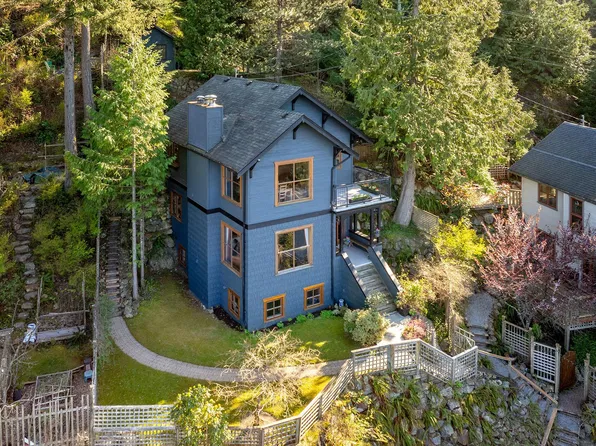 555 Roocroft Ln, Bowen Island, BC V0N 1G2