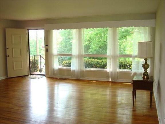 2nd image of 4036 Sussex Dr