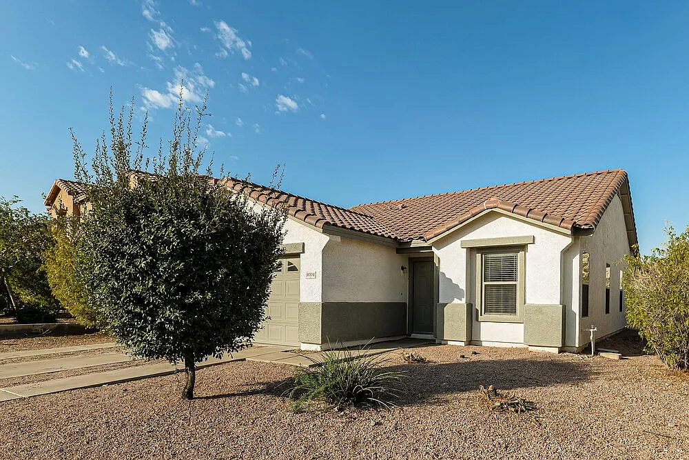 3 bed, 2.0 bath, 1327 sqft, $2,210 — Photo 3
