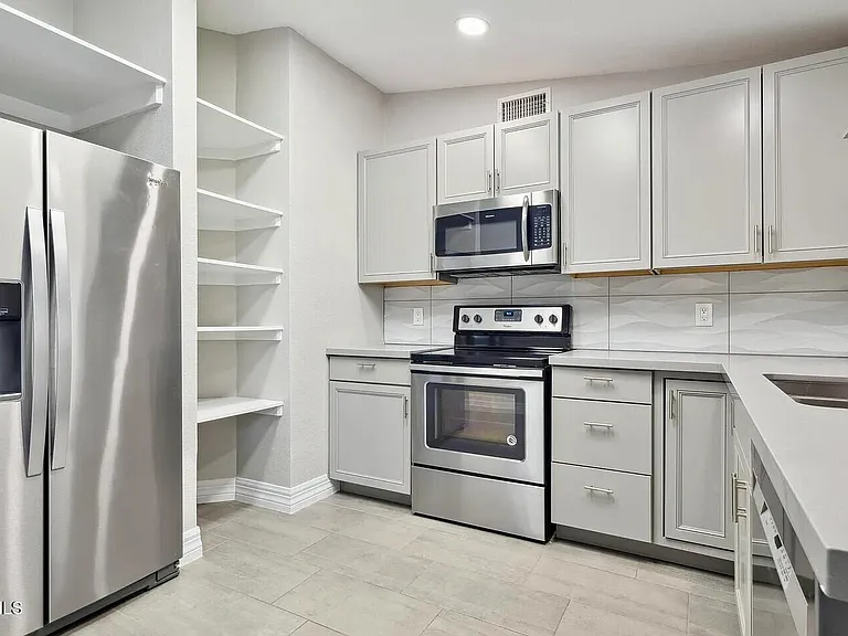 2068 E Howe Ave — Photo 2