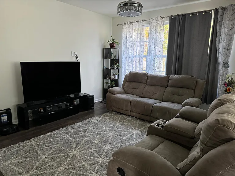 1260 Grenshaw Dr — Photo 2