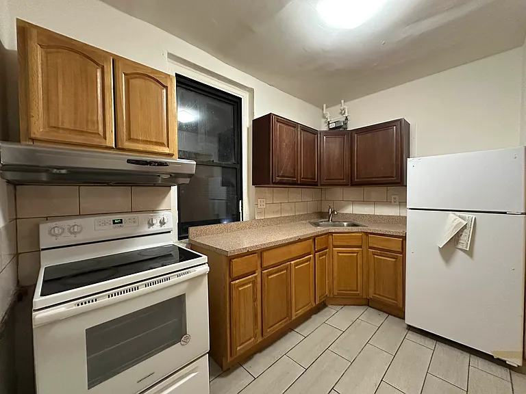 21-27 33rd St #1P — Photo 5