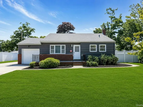 29 Edgewater Avenue, Bayport, NY 11705