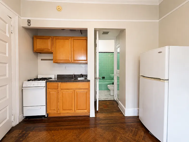 867 Park Pl #4B — Photo 3