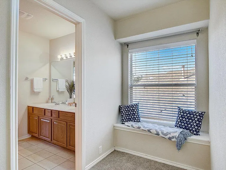 537 Golden Creek Dr — Photo 32