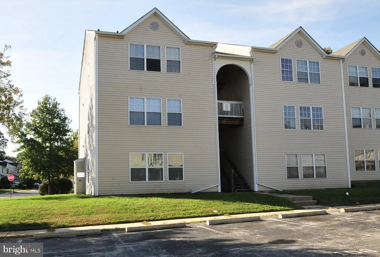 2 bed, 916 sqft, $1,650 — Photo 1