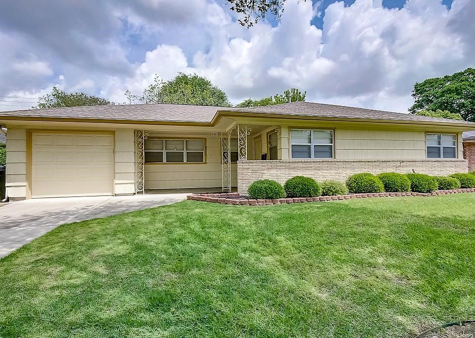 Charming vintage Timbergrove home that has been well cared for. Roof replace in 2010.