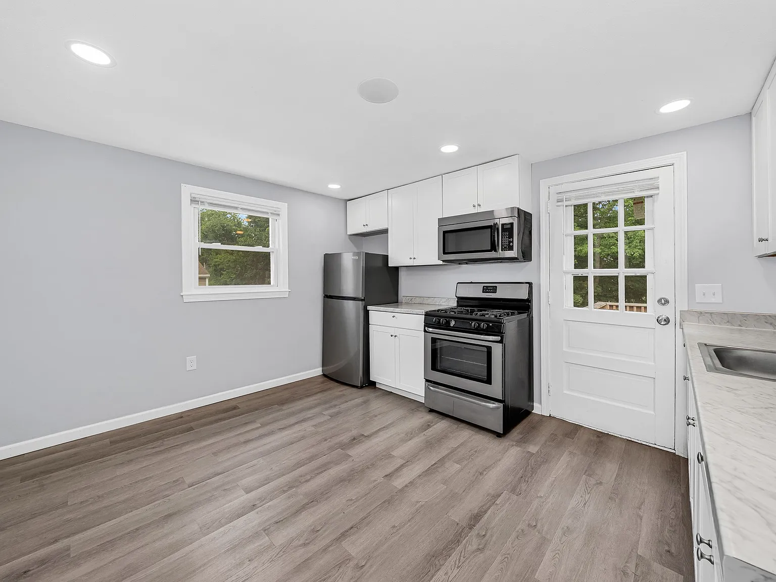 2 bed, 1.0 bath, 920 sqft, $2,100 — Photo 2