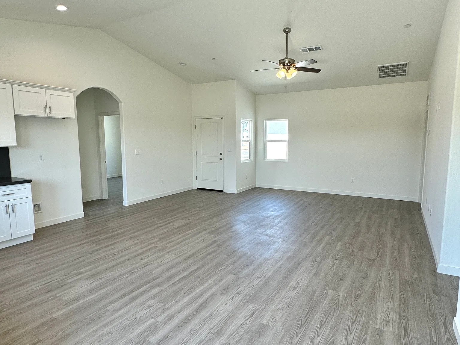 3 bed, 1270 sqft, $2,350 — Photo 3