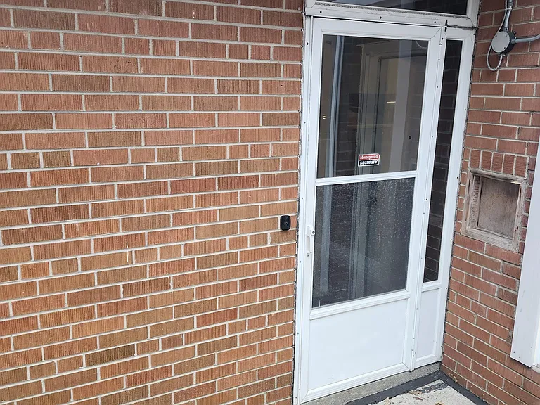 223 Old Yonge St #LOWER — Photo 1