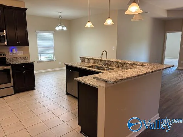 3 bed, 2.0 bath, 1952 sqft, $2,000 — Photo 3