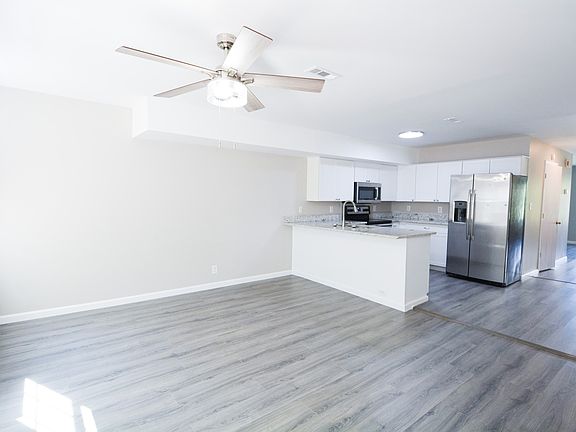 4th image of 939 Kingsbury Dr APT A