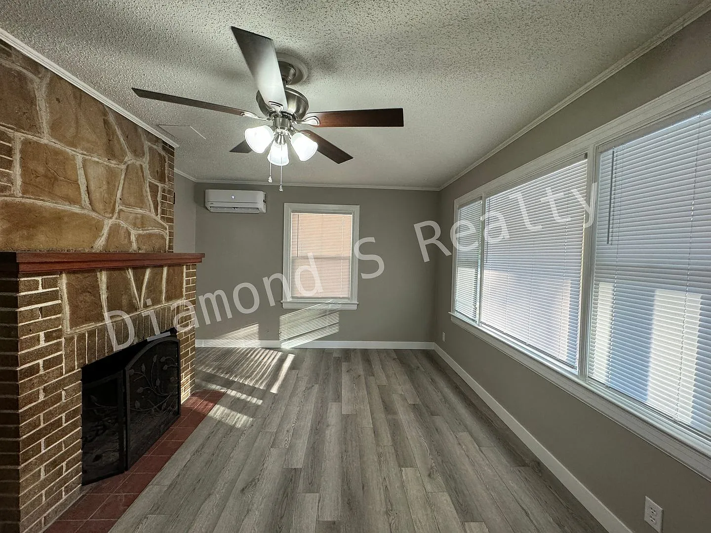 Updated 2 bedroom Home - Great Location — Photo 4