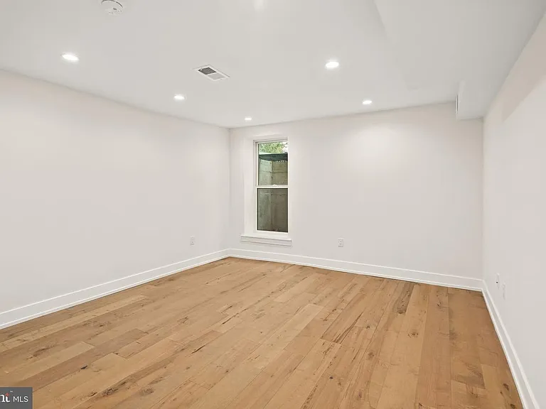 2403 Grays Ferry Ave — Photo 30