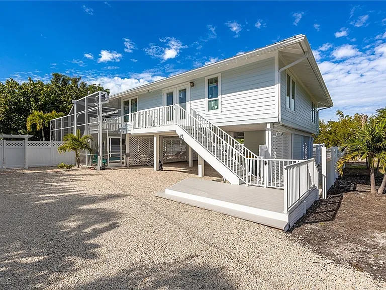 424 Lagoon Dr — Photo 3