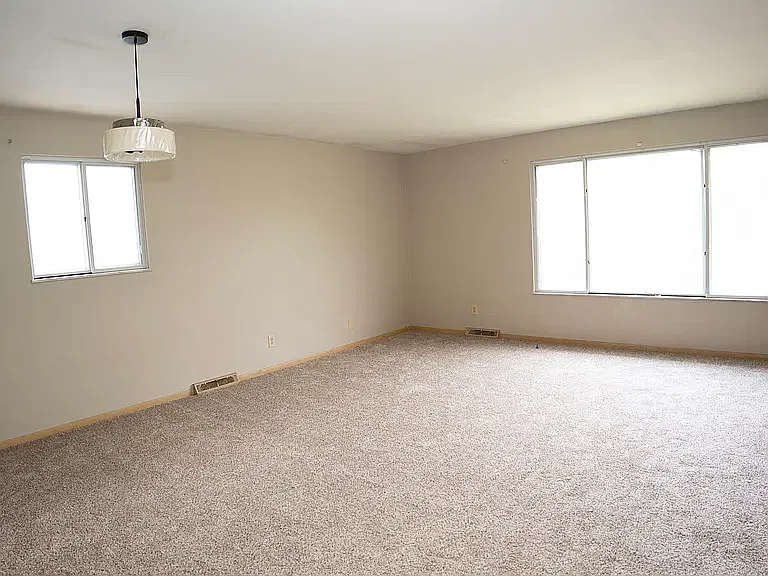 3 bed, 1200 sqft, $1,600 — Photo 1