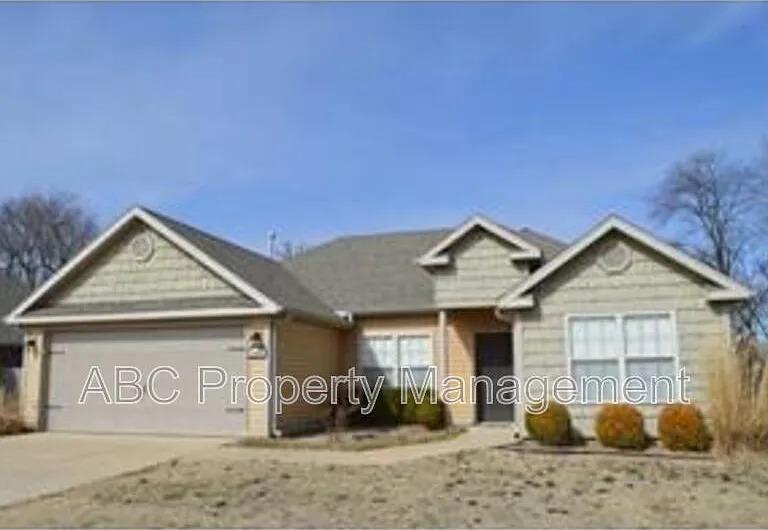 2900 Wentworth Ave — Photo 1