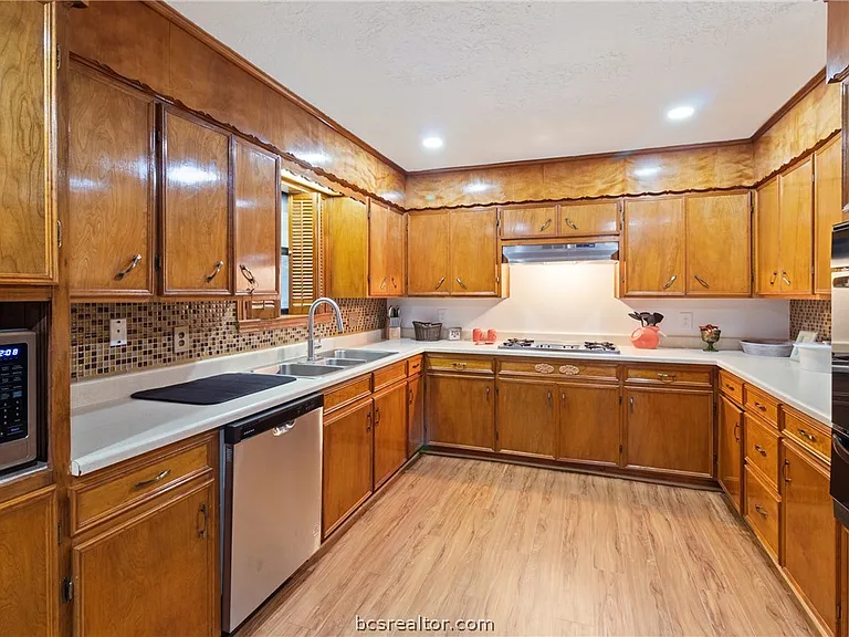 1105 Holleman Dr — Photo 10