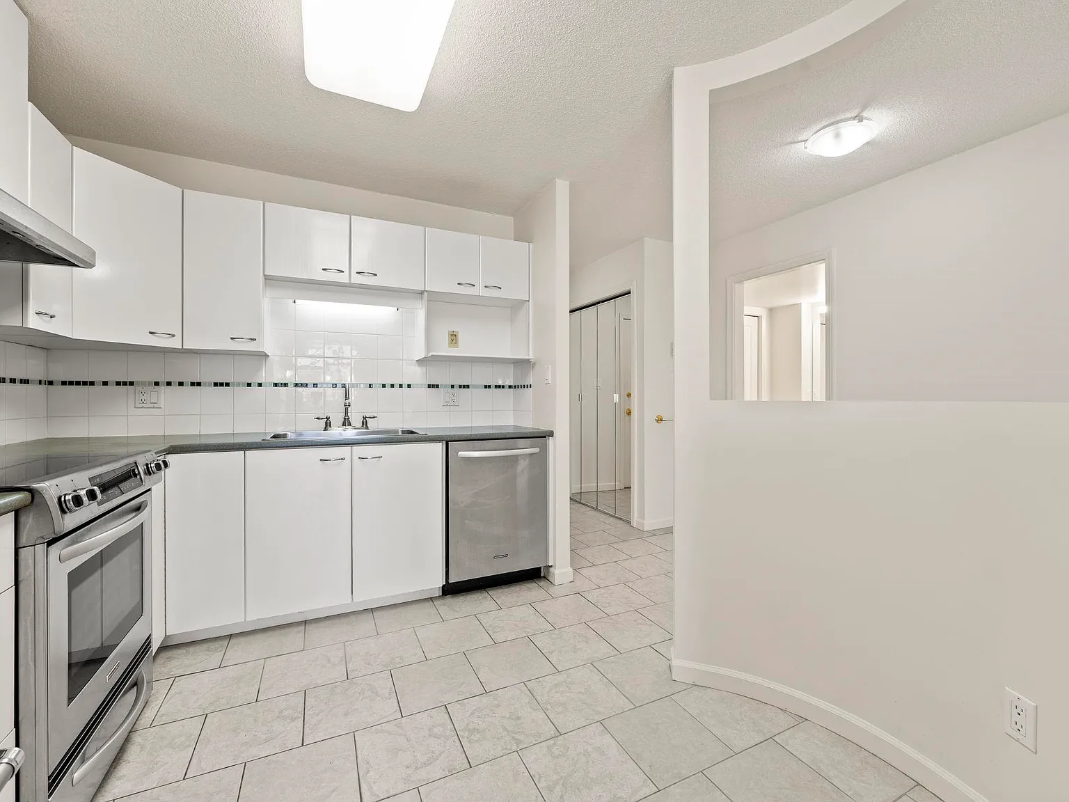 2 bed, 1028 sqft, $3,200 — Photo 4