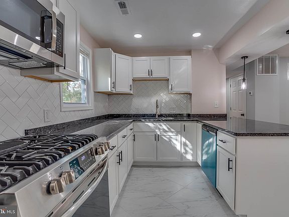 3rd image of 6020 Park Pl
