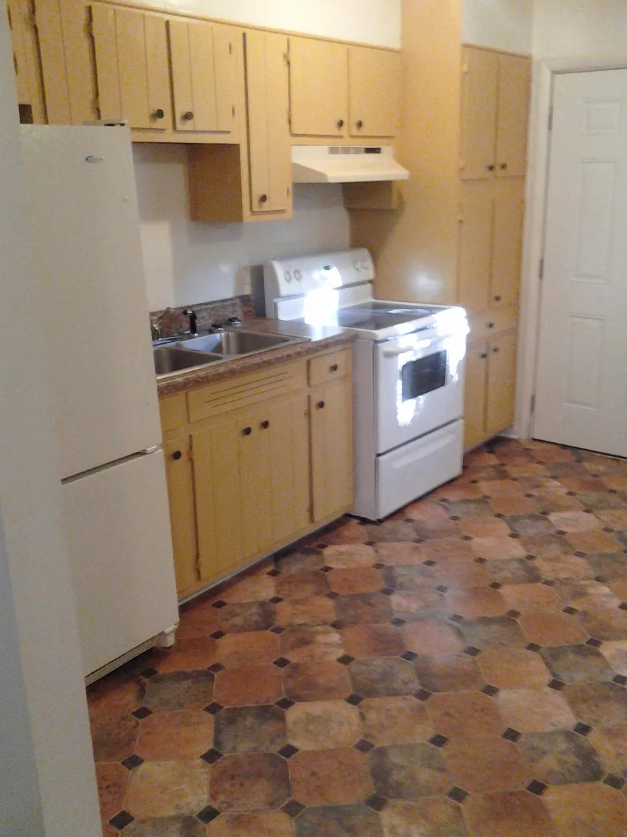 Kitchen - 4-1365 Sylvan Rd SW #4