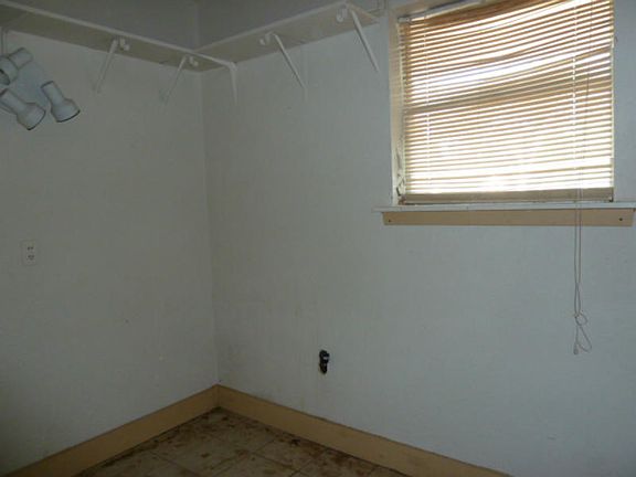 4th image of 558 S 11th St