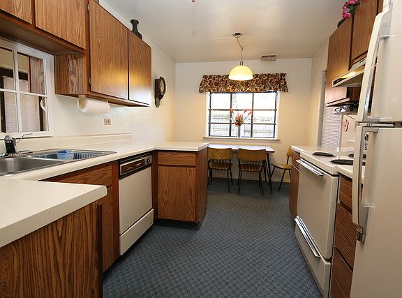 4th image of 194 Grove Ave Unit B