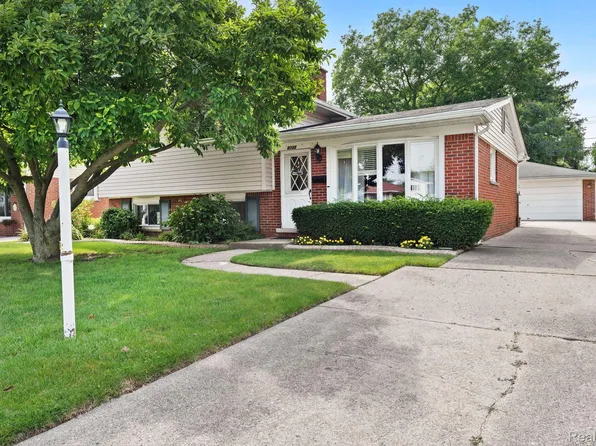 3132 Grange Rd, Trenton, MI 48183