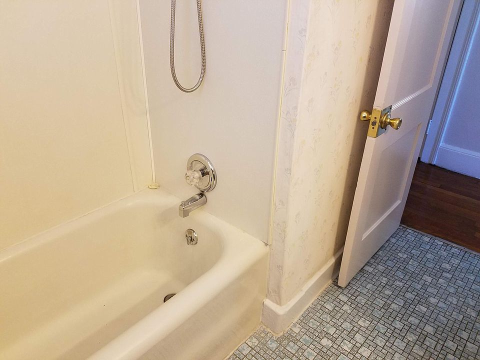 View of bathroom with Bath tub