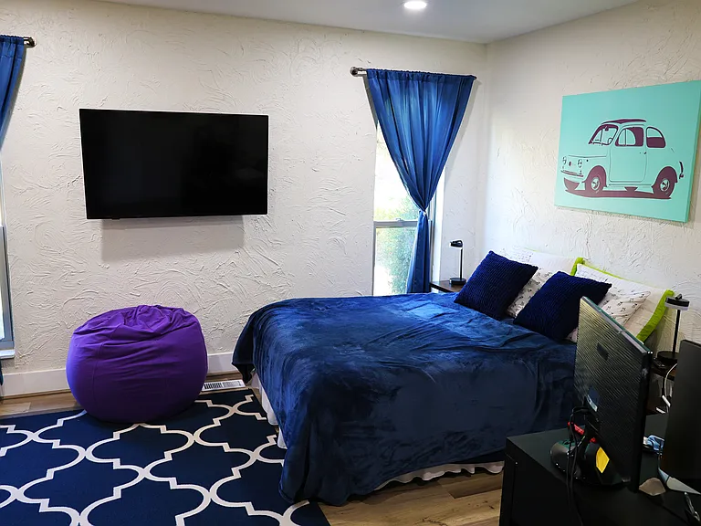 Guest bedroom (East)