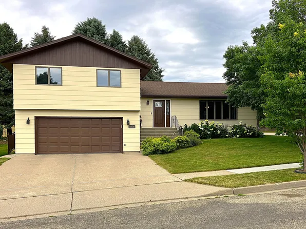1026 Governor Ln, Bismarck, ND 58501