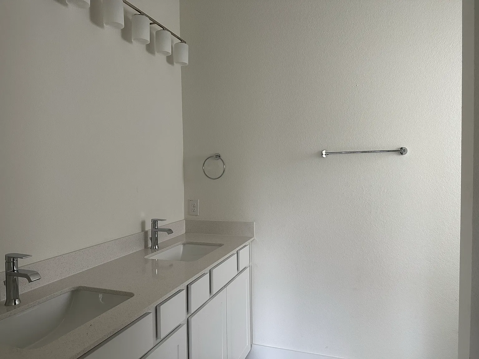 LA Paul Quinn Street - 835 A — Photo 2