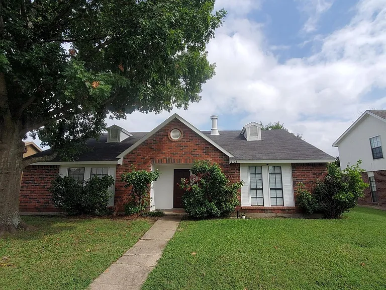 1125 Greenbriar Ln — Photo 1