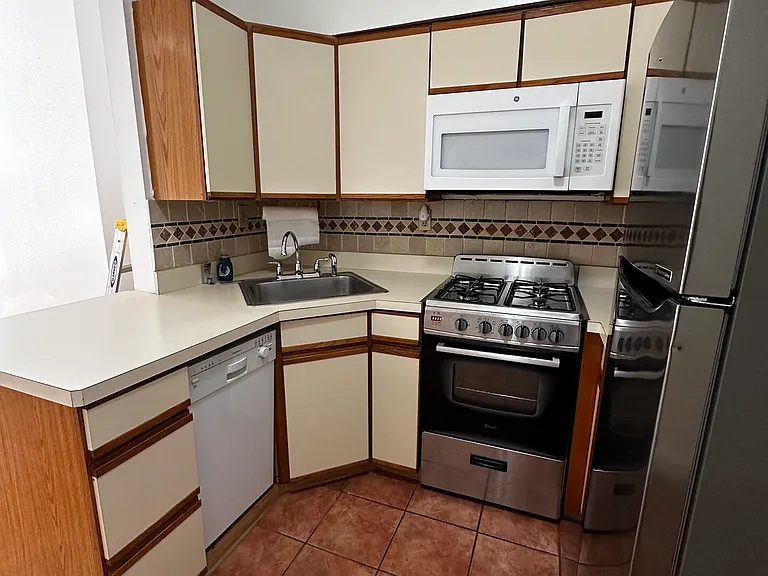 619 Willow Ave #1R — Photo 3