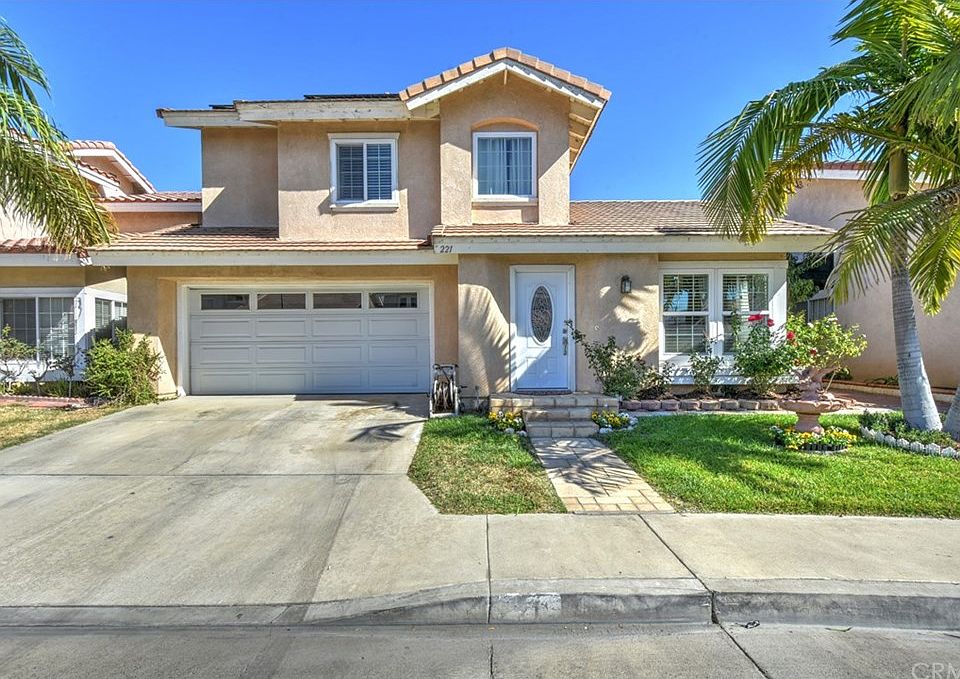 1st image of 221 Kenton Dr