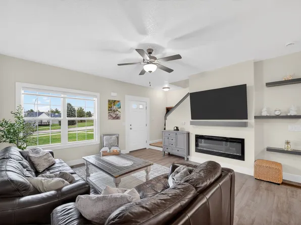 5871 Marble Cir, Johnston, IA 50131