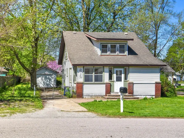 2120 Stout St, Keego Harbor, MI 48320