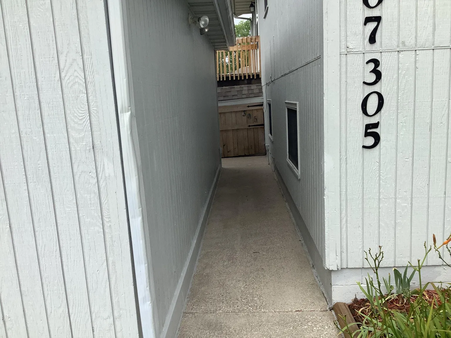 305 Abraham Dr — Photo 2