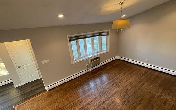 5th image of 321 Violet St