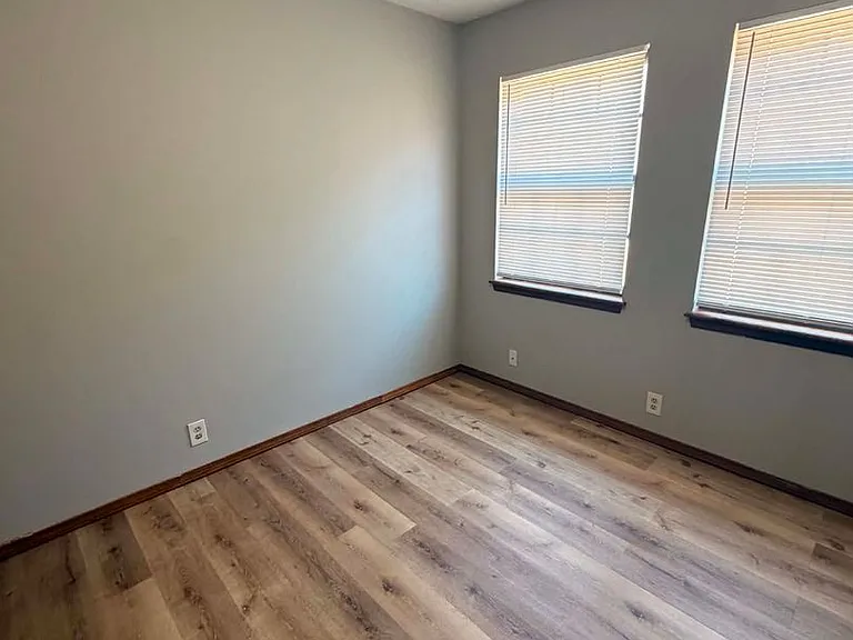 910-912 S Connecticut Ave — Photo 6