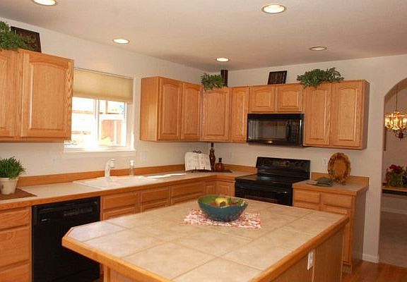 spacious sunny eat in kitchen