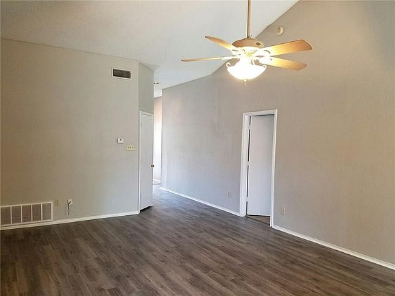 3rd image of 4924 Highbank Dr