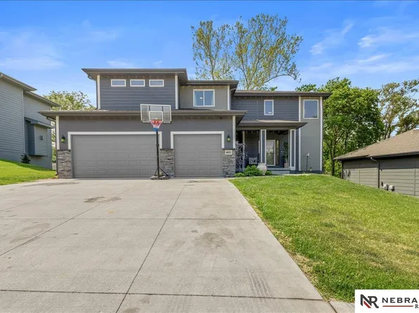 6421 Girard St, Omaha, NE 68152